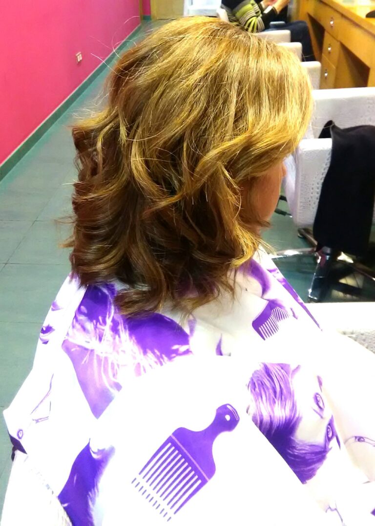 Peinado ondulado con volumen en melena media