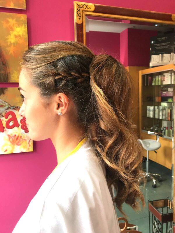 Peinado recogido lateral para mujer con acabado natural