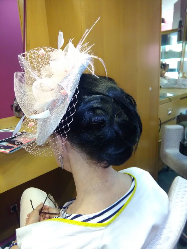 Recogido elegante con tocado para evento especial