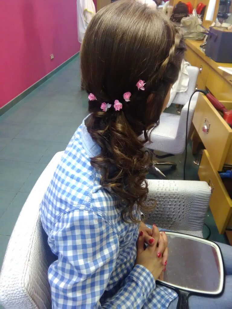 Peinado infantil con trenzas y detalles florales