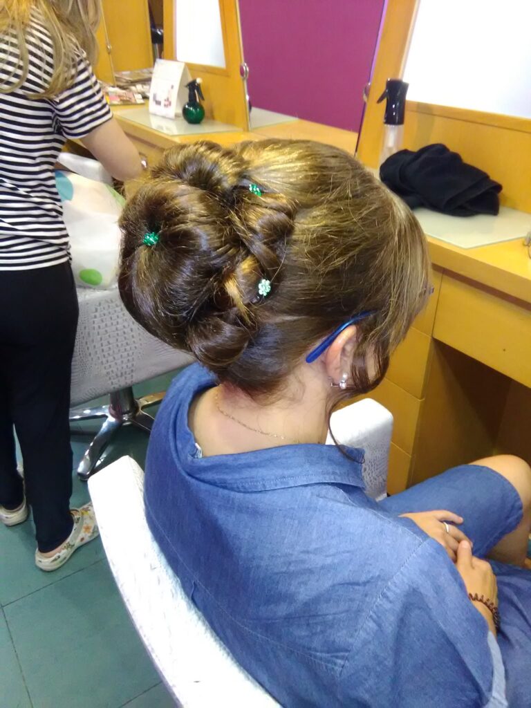 Recogido clásico femenino realizado en peluquería