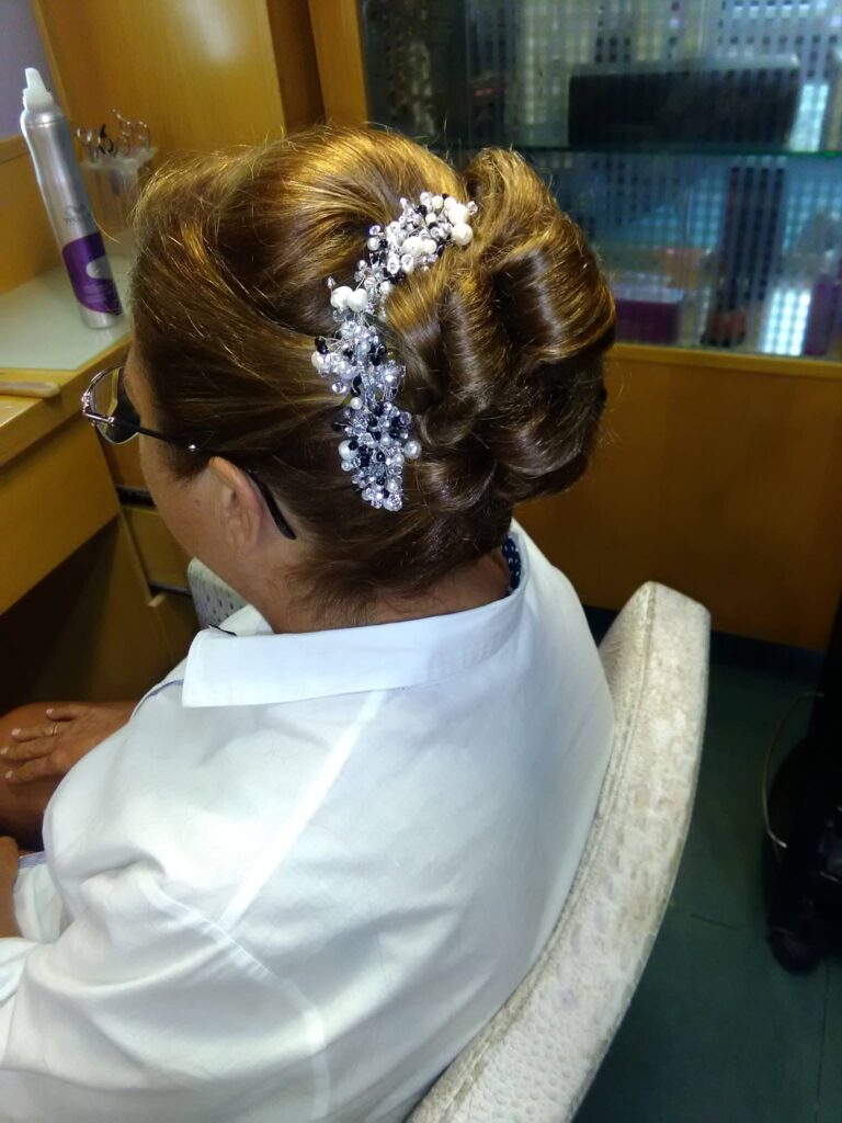 Recogido elegante con accesorio brillante