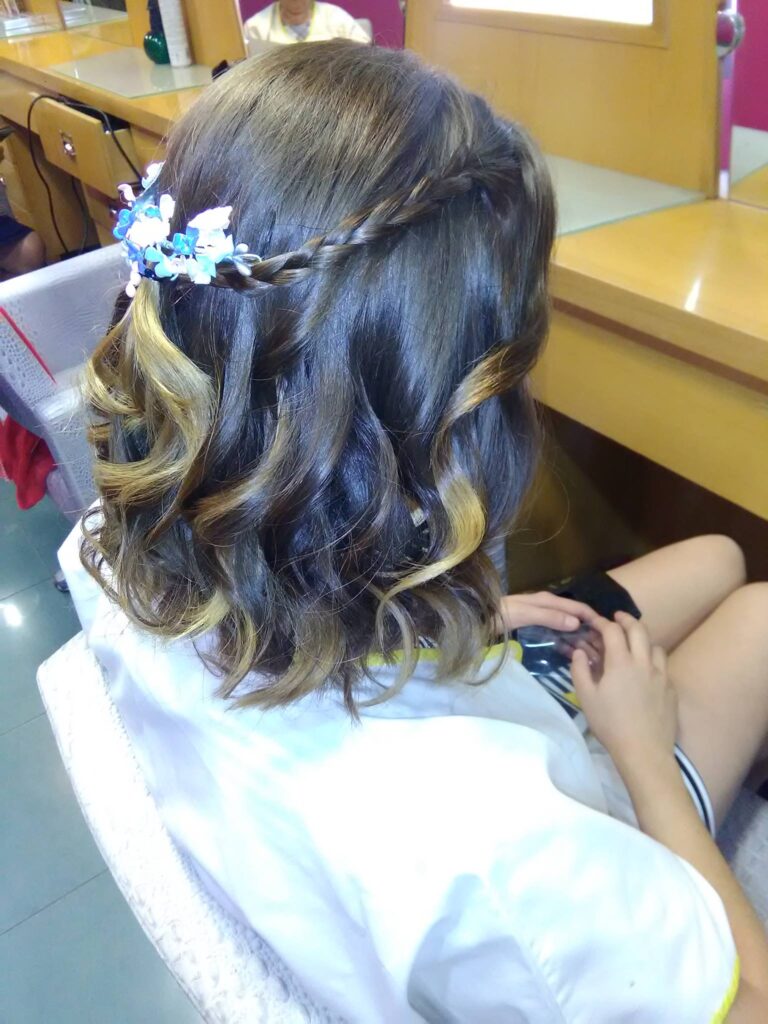 Peinado semirrecogido con ondas y adorno floral