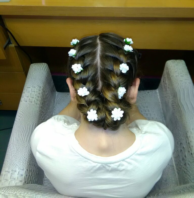 Peinado infantil con recogido y adornos florales