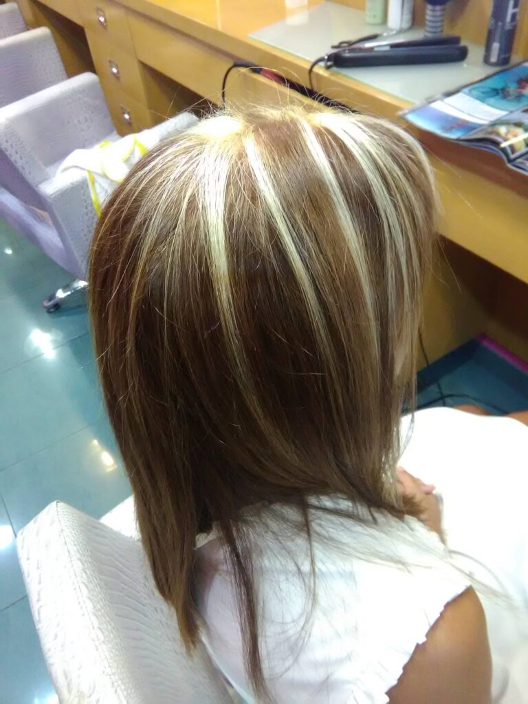 Mechas rubias en melena larga con acabado natural