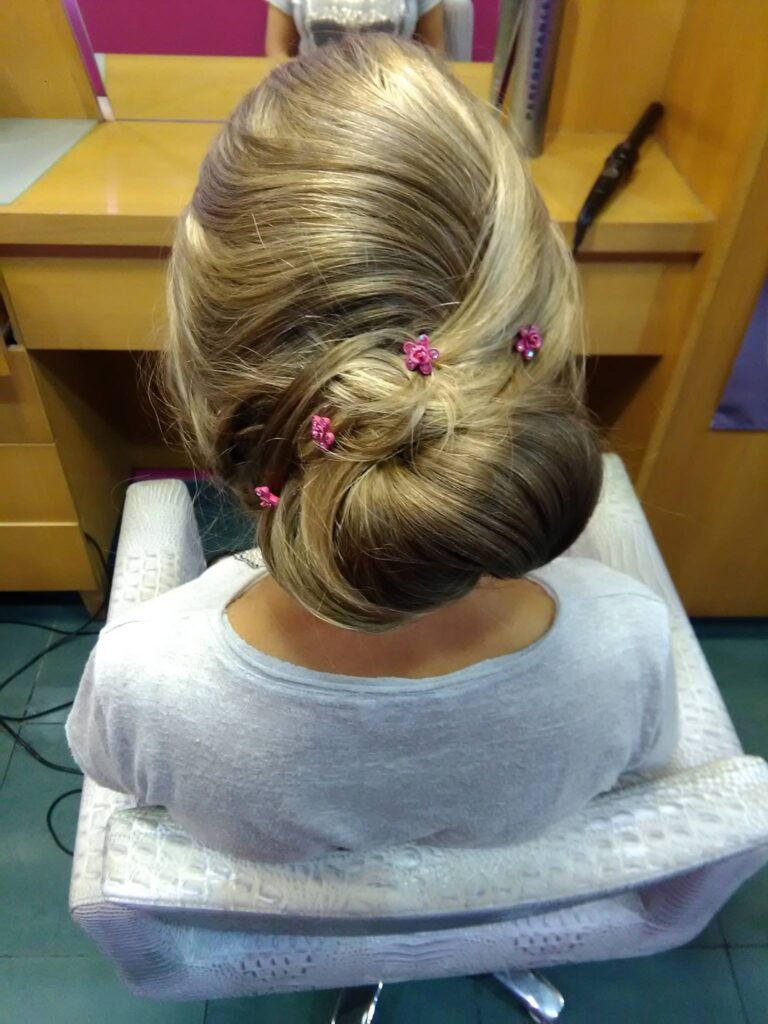 Recogido bajo con detalles decorativos en la parte trasera