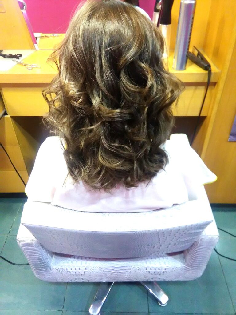 Recogido bajo clásico en cabello oscuro