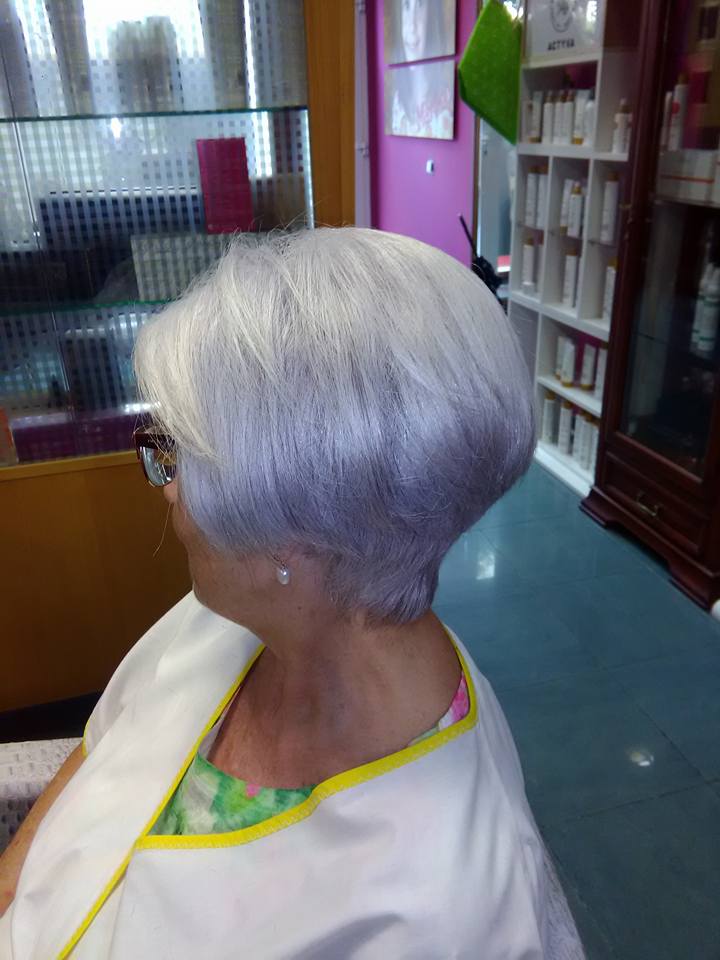 Corte corto femenino con color gris plata